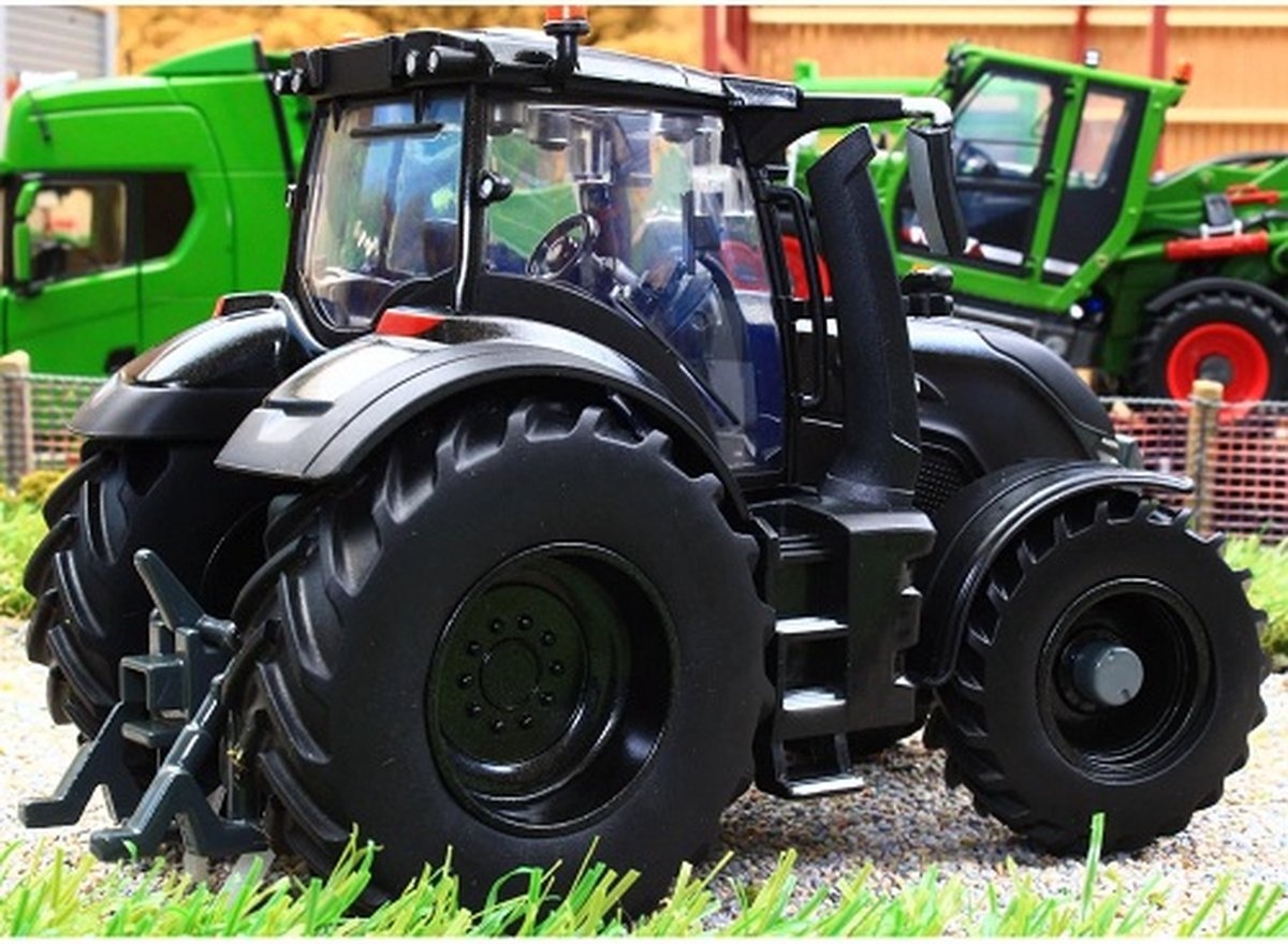 Britains Valtra Q 305 Versu tractor 1:32