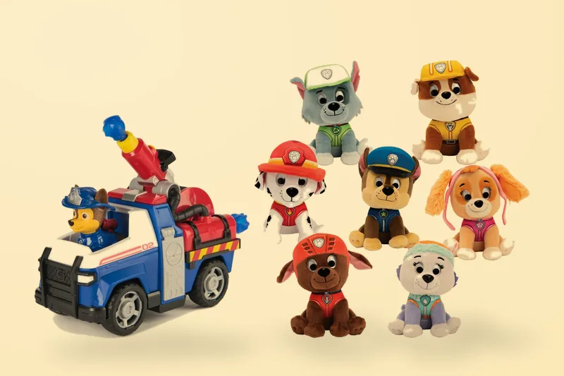 Paw Patrol-knuffels, de brandweerauto van Chase en een Tracker-knuffel